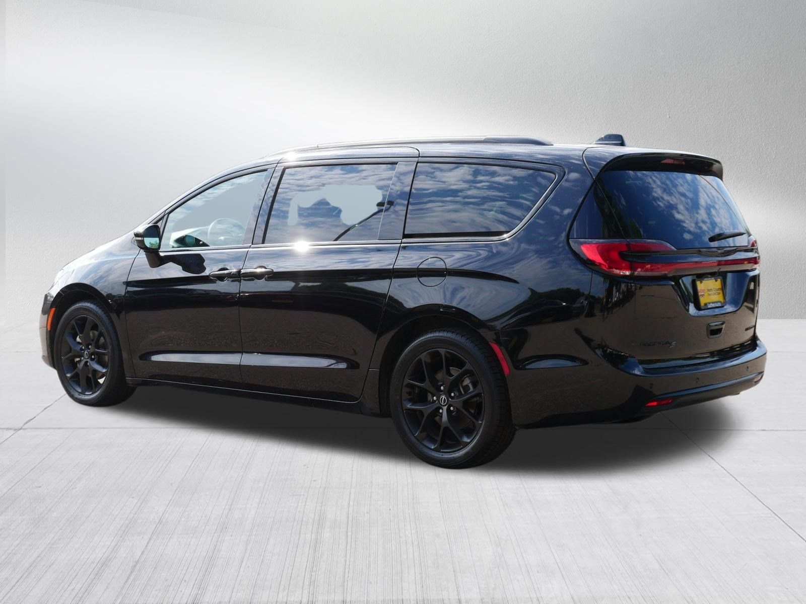 Used 2026 Chrysler Pacifica Limited w/ S Appearance Package FWD image 5