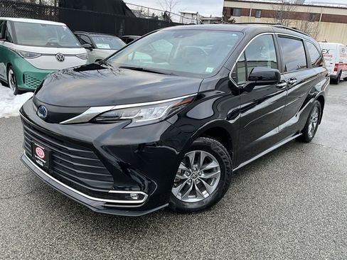 Used 2022 Toyota Sienna XLE image 1