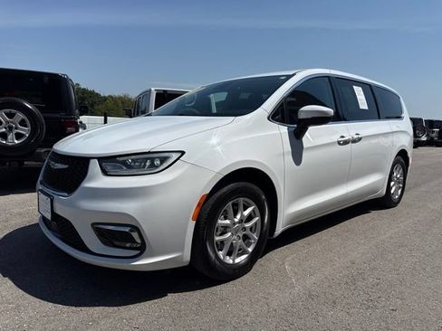 Used 2023 Chrysler Pacifica Touring-L FWD image 8
