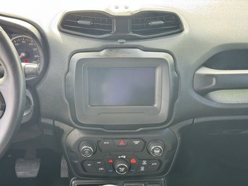 Used 2018 Jeep Renegade Altitude image 11