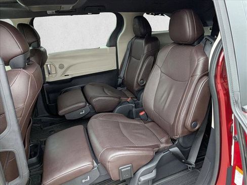 Used 2023 Toyota Sienna Platinum image 20