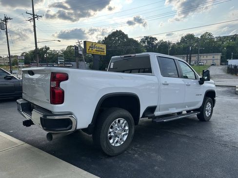 Used 2024 Chevrolet Silverado 2500 LT AWD/4WD image 12