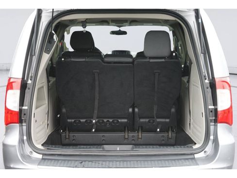 Used 2016 Chrysler Town & Country Touring FWD image 32