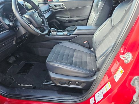 Used 2025 Mitsubishi Outlander SE image 11