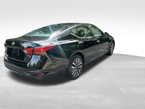 Used 2024 Nissan Altima 2.5 SV FWD image 5
