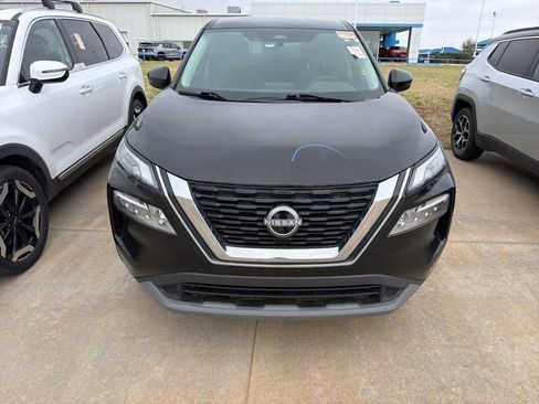 Used 2023 Nissan Rogue SV image 2