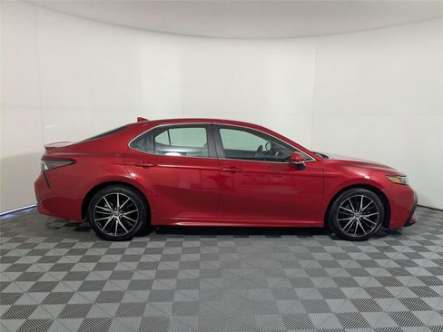 Used 2023 Toyota Camry SE image 4