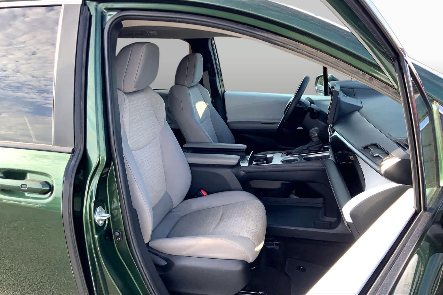 Certified 2025 Toyota Sienna LE w/ LE Plus Package FWD image 9