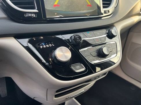 Used 2023 Chrysler Pacifica Touring-L FWD image 26