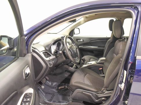 Used 2019 Dodge Journey SE image 2