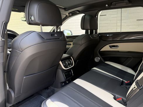 Used 2023 Bentley Bentayga AWD/4WD image 36