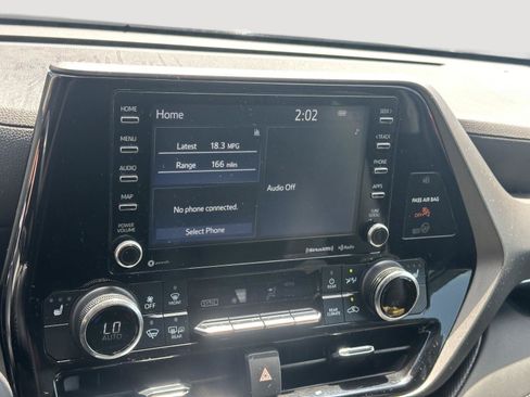 Used 2022 Toyota Highlander XLE AWD/4WD image 11