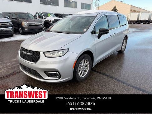 Used 2024 Chrysler Pacifica Touring-L FWD image 1