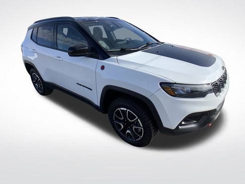Used 2024 Jeep Compass Trailhawk AWD/4WD image 9