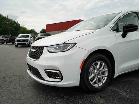Used 2024 Chrysler Pacifica Touring-L FWD image 16