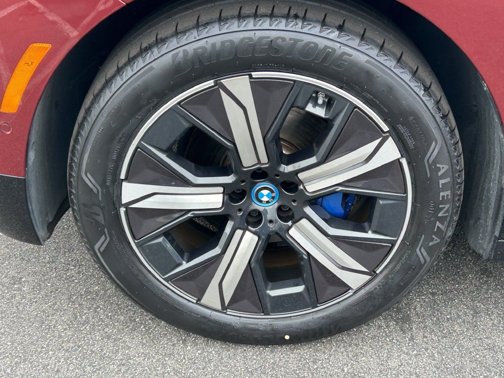 Used 2024 BMW iX xDrive50 w/ Sport Package AWD/4WD image 9