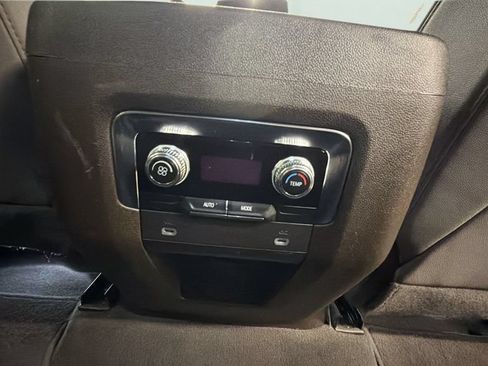 Used 2024 GMC Yukon SLT AWD/4WD image 16