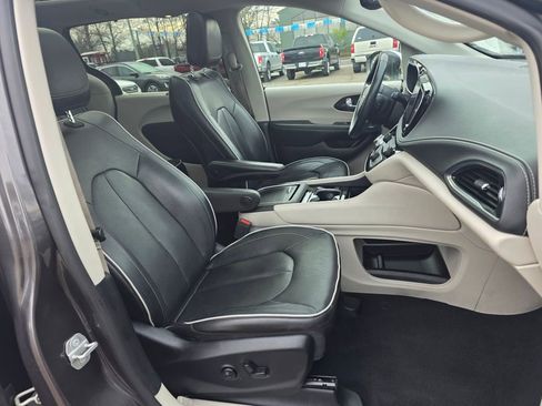 Used 2022 Chrysler Pacifica Limited image 29