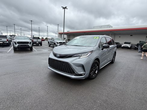 Certified 2025 Toyota Sienna XSE w/ XSE Plus Package AWD/4WD image 3