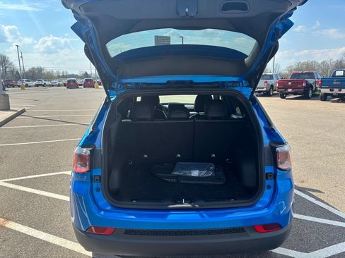 New 2025 Jeep Compass Latitude w/ Convenience Group AWD/4WD image 9