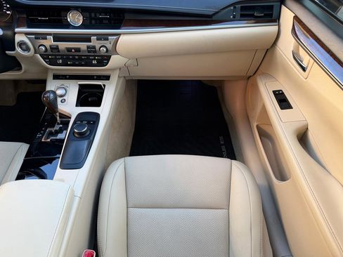Used 2015 Lexus ES 350 Sedan w/ Premium Package image 18