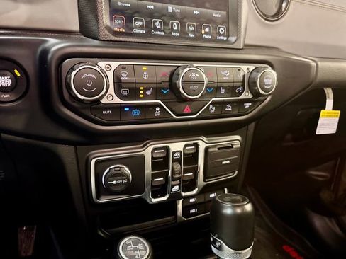 Used 2022 Jeep Wrangler Unlimited Sahara image 20