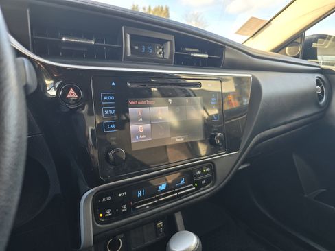 Used 2018 Toyota Corolla LE image 21