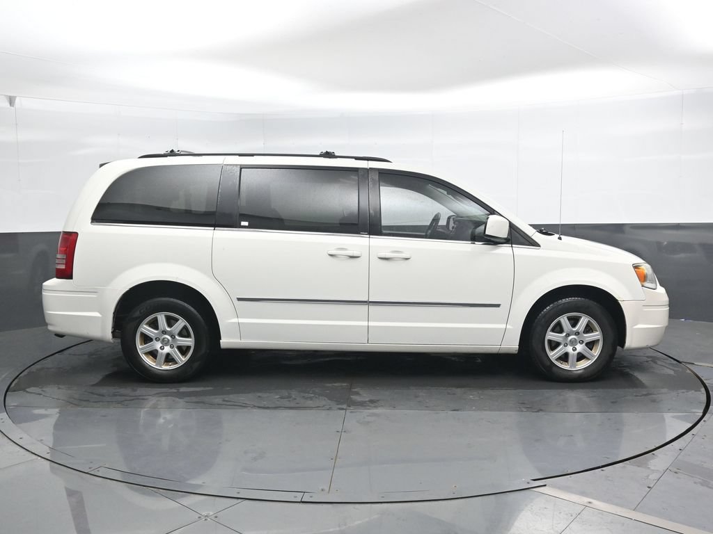 Used 2010 Chrysler Town & Country Touring FWD image 3
