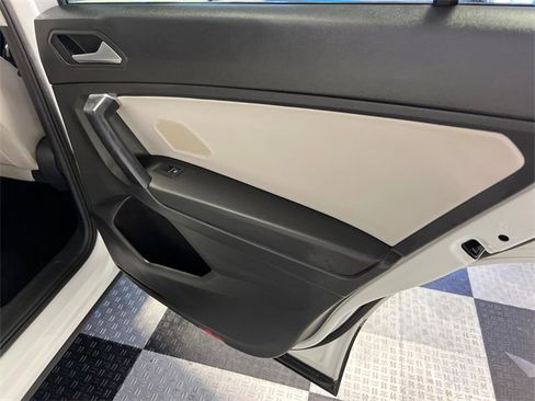 Used 2021 Volkswagen Tiguan SE image 13