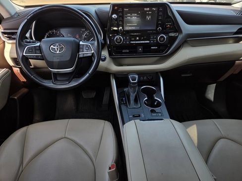 Used 2022 Toyota Highlander XLE FWD image 9