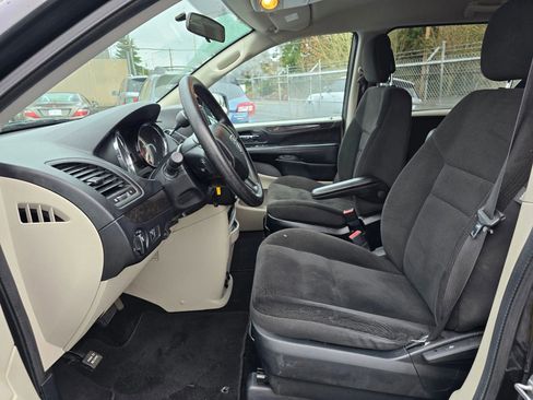 Used 2018 Dodge Grand Caravan SE image 21