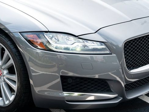 Used 2020 Jaguar XF Premium RWD image 8