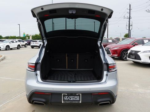 Used 2025 Porsche Macan AWD/4WD image 39