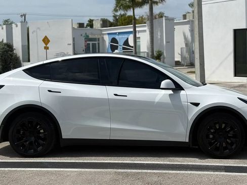 Used 2022 Tesla Model Y Long Range image 7