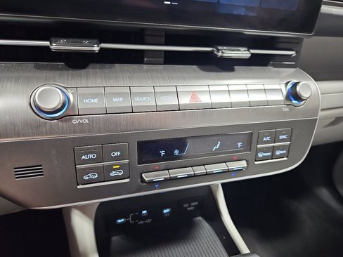 Used 2025 Hyundai Kona SEL FWD image 11