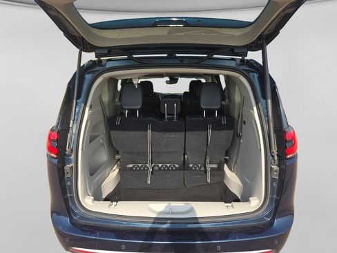 Used 2023 Chrysler Pacifica Touring-L FWD image 38