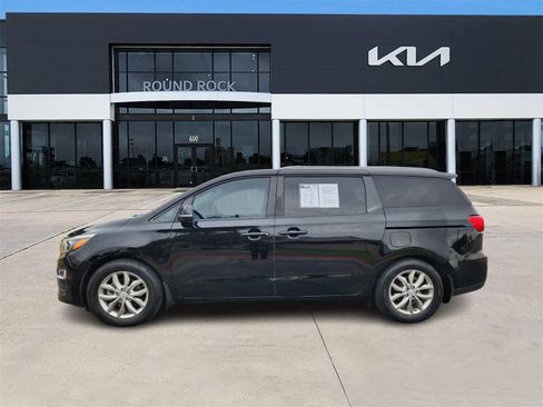 Used 2019 Kia Sedona EX image 4