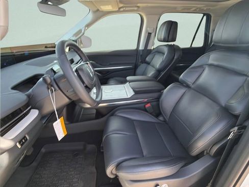 New 2025 Lincoln Navigator Reserve image 16