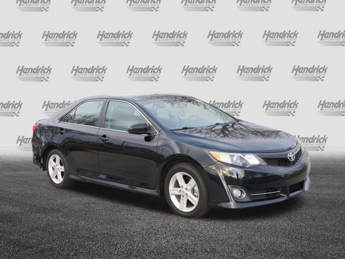 Used 2014 Toyota Camry L image 2