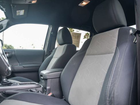 Used 2022 Toyota Tacoma TRD Off-Road image 17