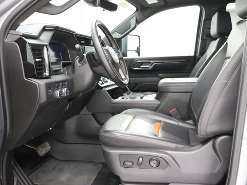 Used 2025 GMC Sierra 2500 AT4 w/ AT4 Premium Plus Package AWD/4WD image 8