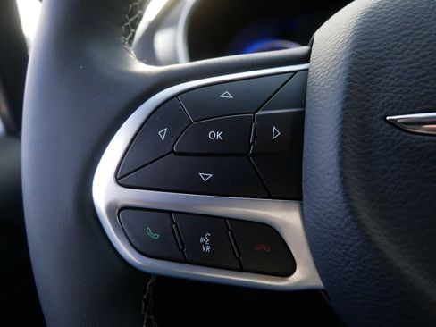 Used 2025 Chrysler Pacifica Select image 21