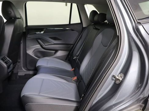 Used 2025 Volkswagen Tiguan SE AWD/4WD image 14