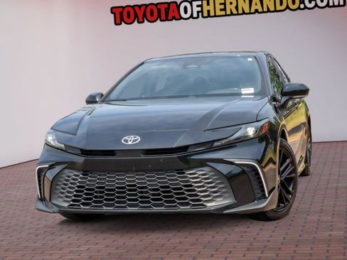 Used 2025 Toyota Camry SE w/ Convenience Package FWD image 1