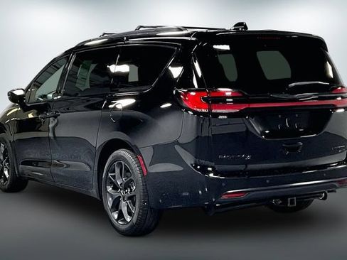 Used 2024 Chrysler Pacifica Limited w/ S Appearance Package AWD/4WD image 6