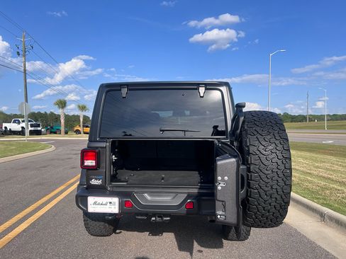 Used 2025 Jeep Wrangler Willys image 9