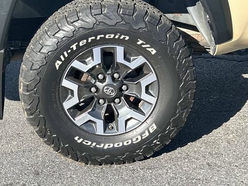Used 2017 Toyota Tacoma TRD Off-Road AWD/4WD image 9