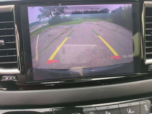 Used 2024 Chrysler Pacifica Touring-L FWD image 14