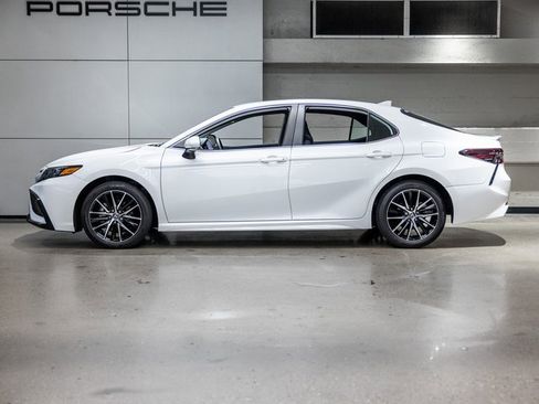 Used 2024 Toyota Camry SE image 2