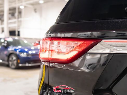 Used 2020 Chevrolet Traverse LT w/ Driver Confidence II Package image 43